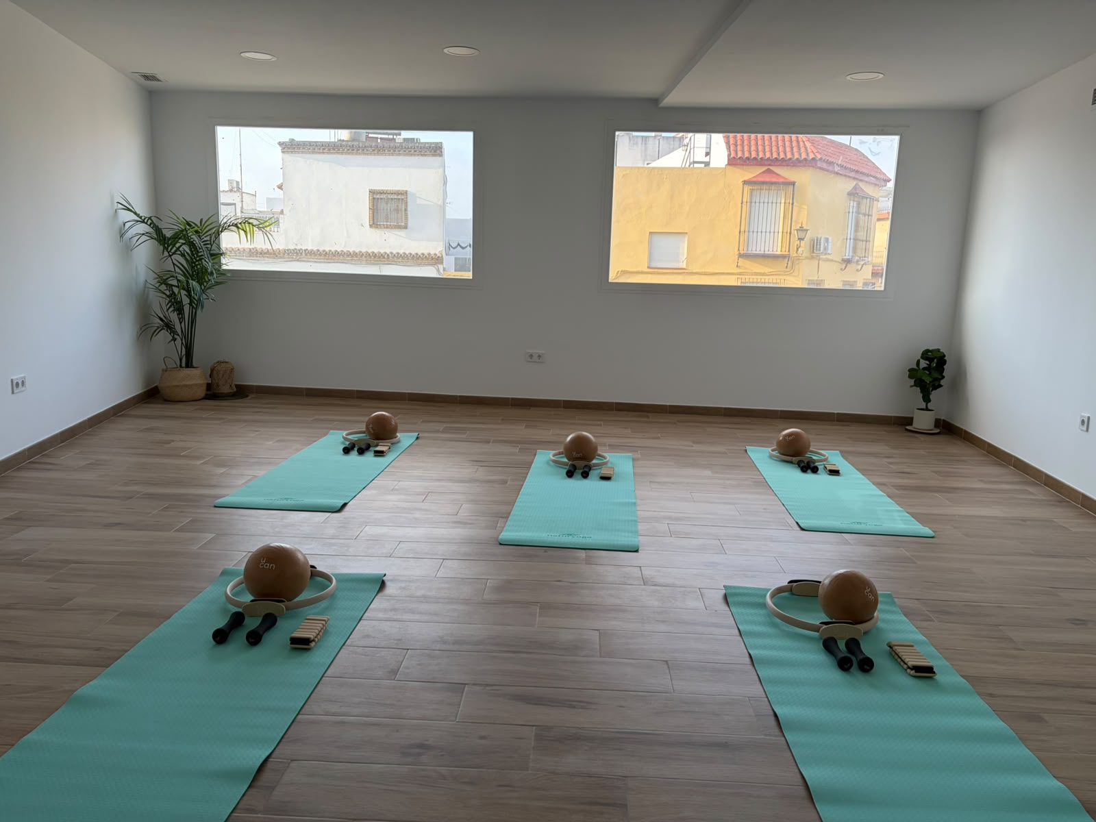 Sala real de Pilates terapéutico de Ana Hueso Fisioterapia con esterillas y material