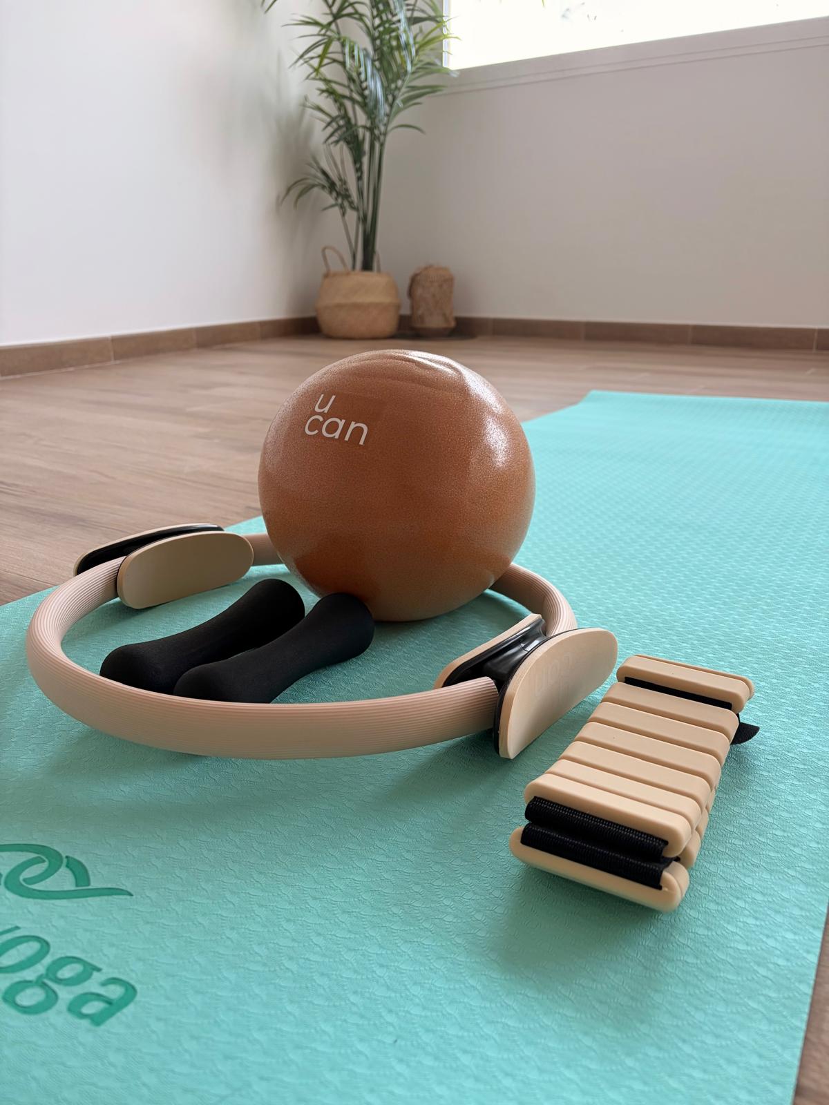 Ejercicio de movimiento consciente en la sala de Pilates