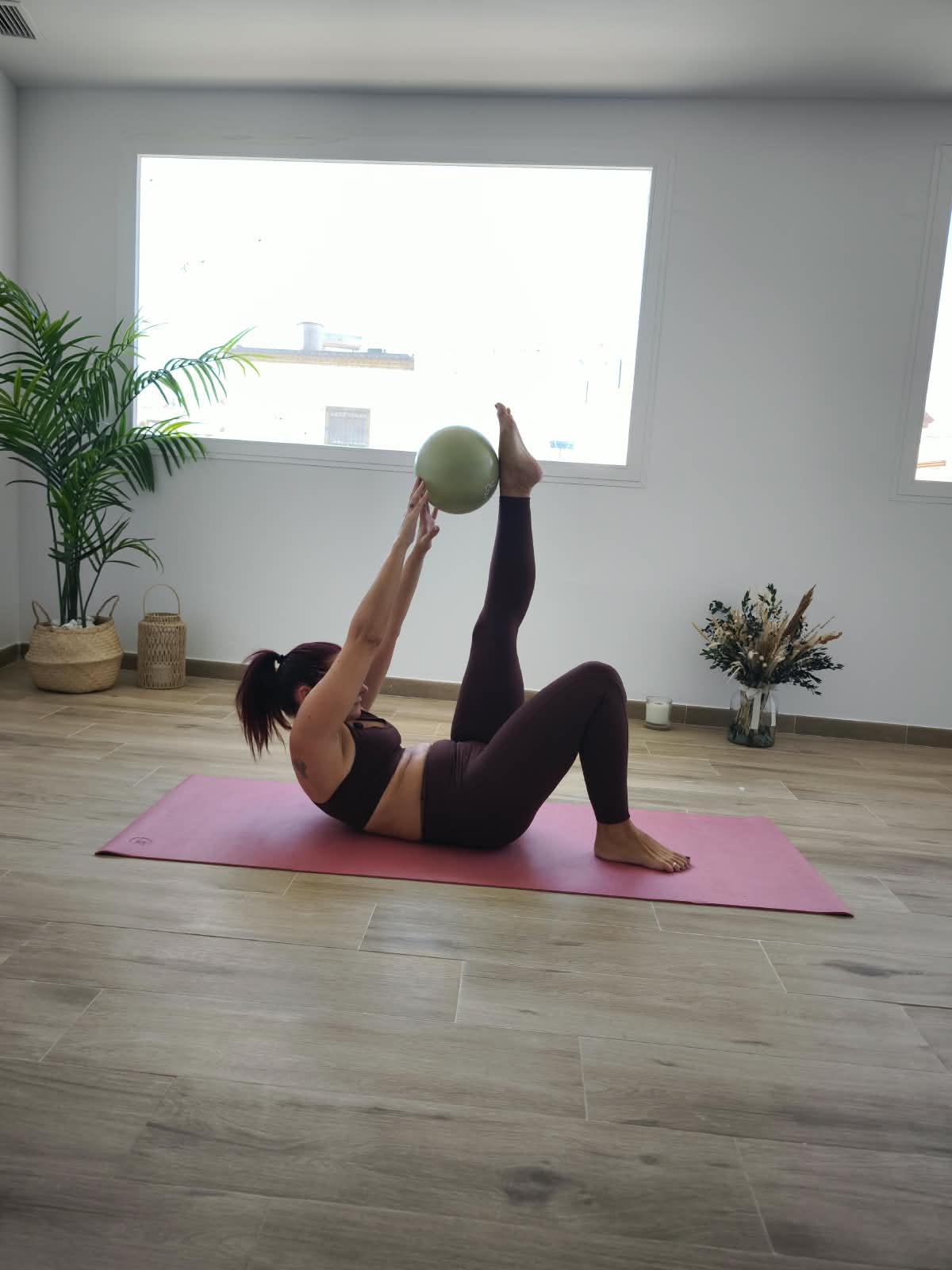 Ejercicio de Pilates con pelota